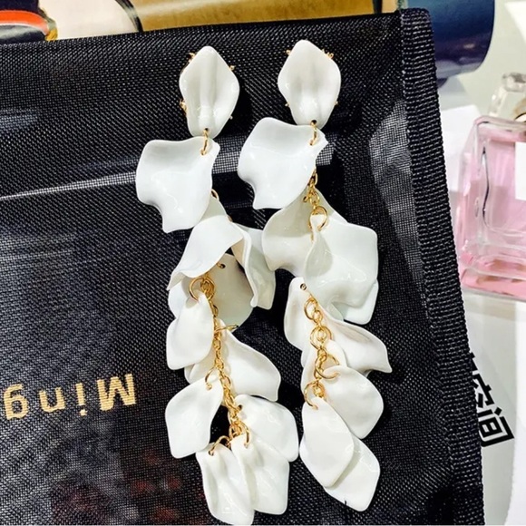 ✨NWT White Pearl Petal Drop Earrings ✨ with GIFT BOX 🎁 - Picture 2 of 4